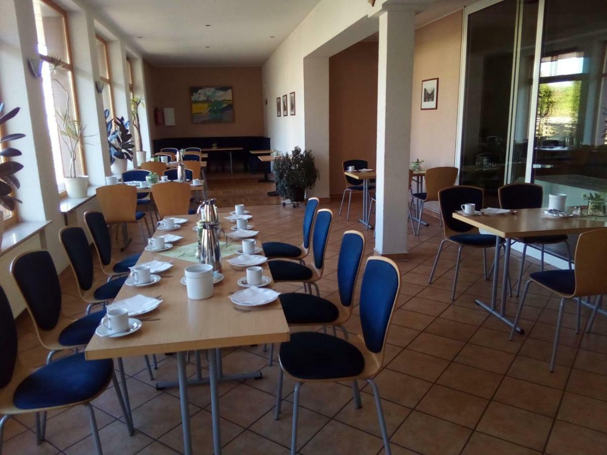 Hotel Am Bahnhof Waren  Ngoại thất bức ảnh
