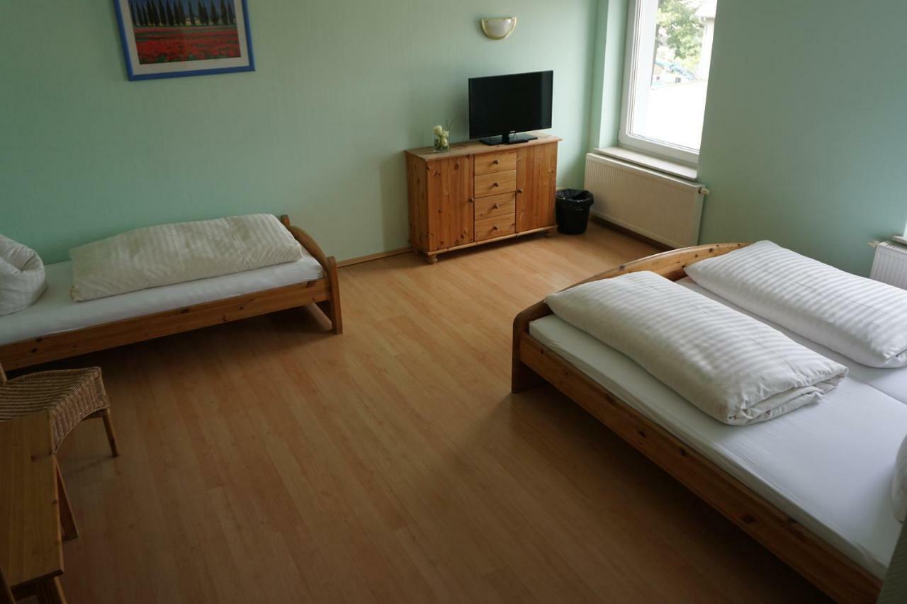 Hotel Am Bahnhof Waren  Ngoại thất bức ảnh