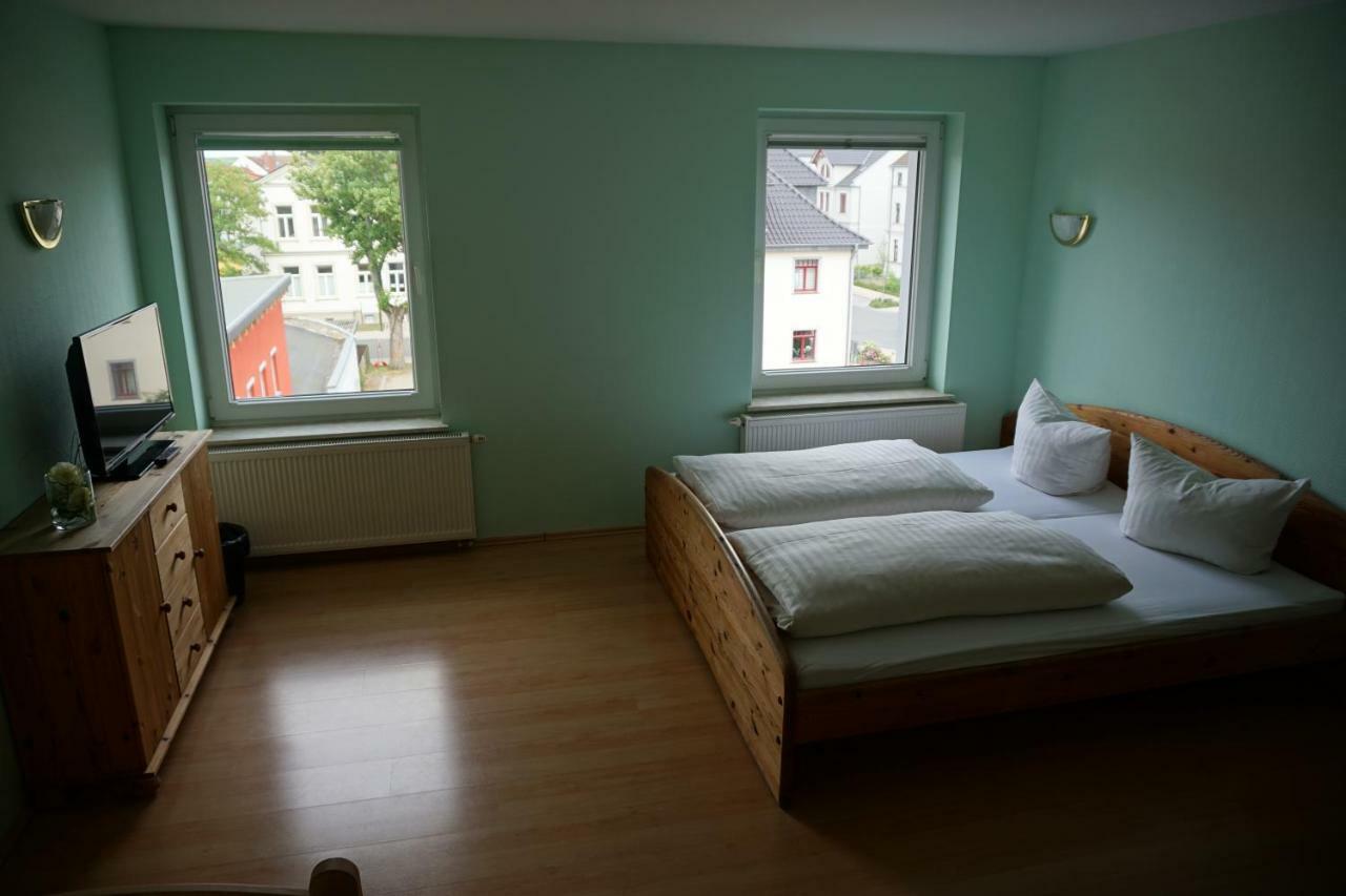 Hotel Am Bahnhof Waren  Ngoại thất bức ảnh