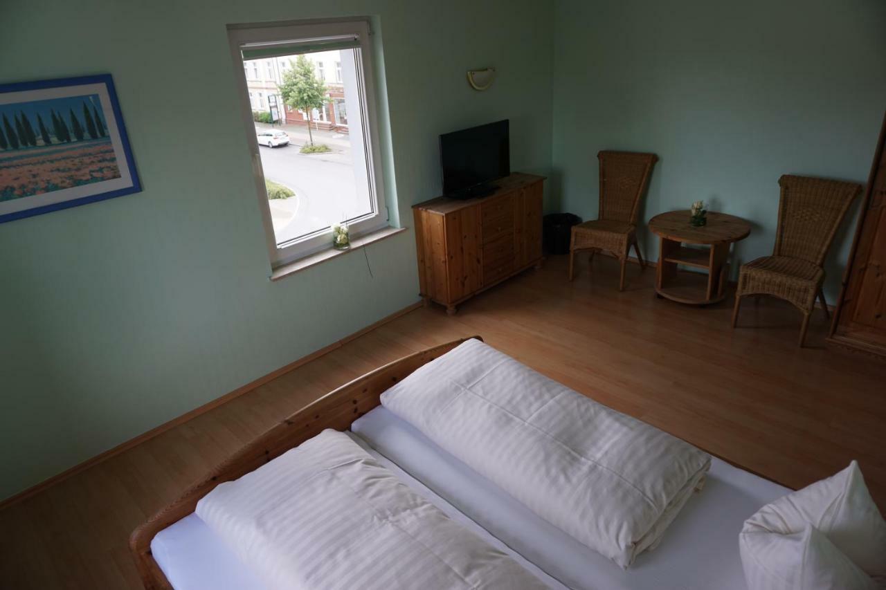 Hotel Am Bahnhof Waren  Ngoại thất bức ảnh